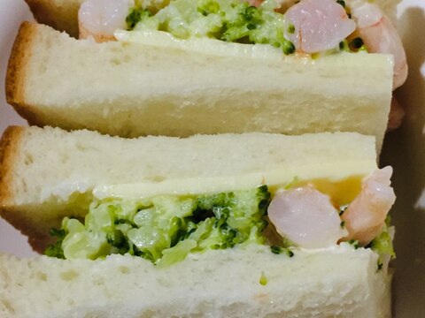 えびとブロッコリーとチーズのサンドイッチ☆